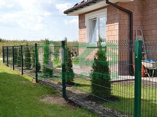 Забор из 3Д сетки гиттер на забивных столбах Забор из 3Д сетки гиттер на забивных столбах