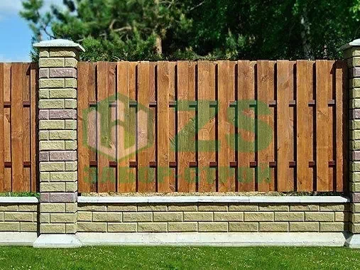 Забор из дерева с кирпичными столбами Забор из дерева с кирпичными столбами