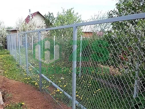 Забор из сетки рабицы на сварном каркасе Забор из сетки рабицы на сварном каркасе